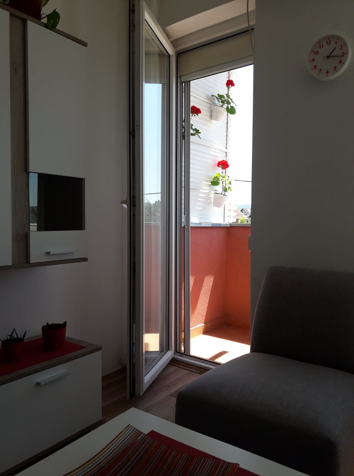 stan sa malim troskovima  lepo opremljen sa terasom i parkingom  2