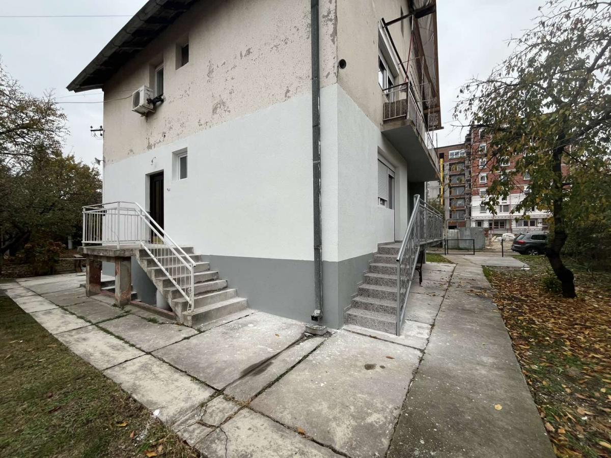 Trosoban stan u centru Ćuprije 2