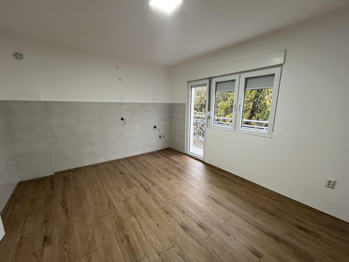 Trosoban stan u centru Ćuprije 13