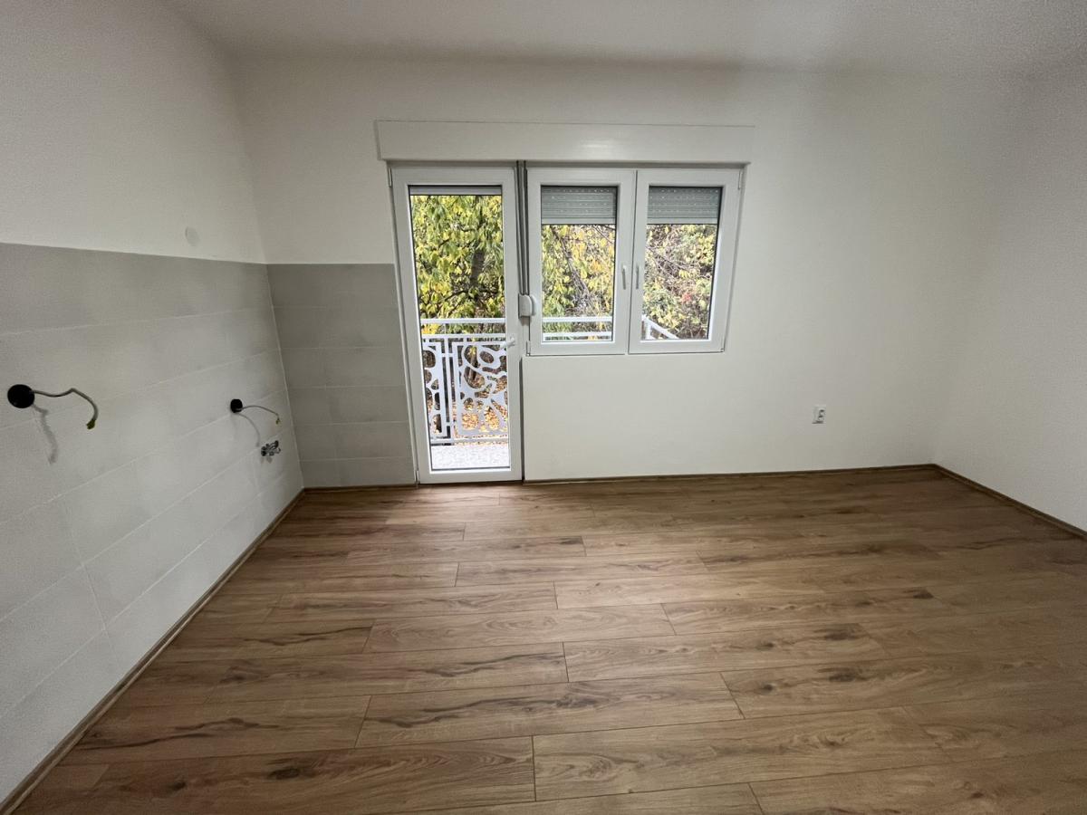 Trosoban stan u centru Ćuprije 14