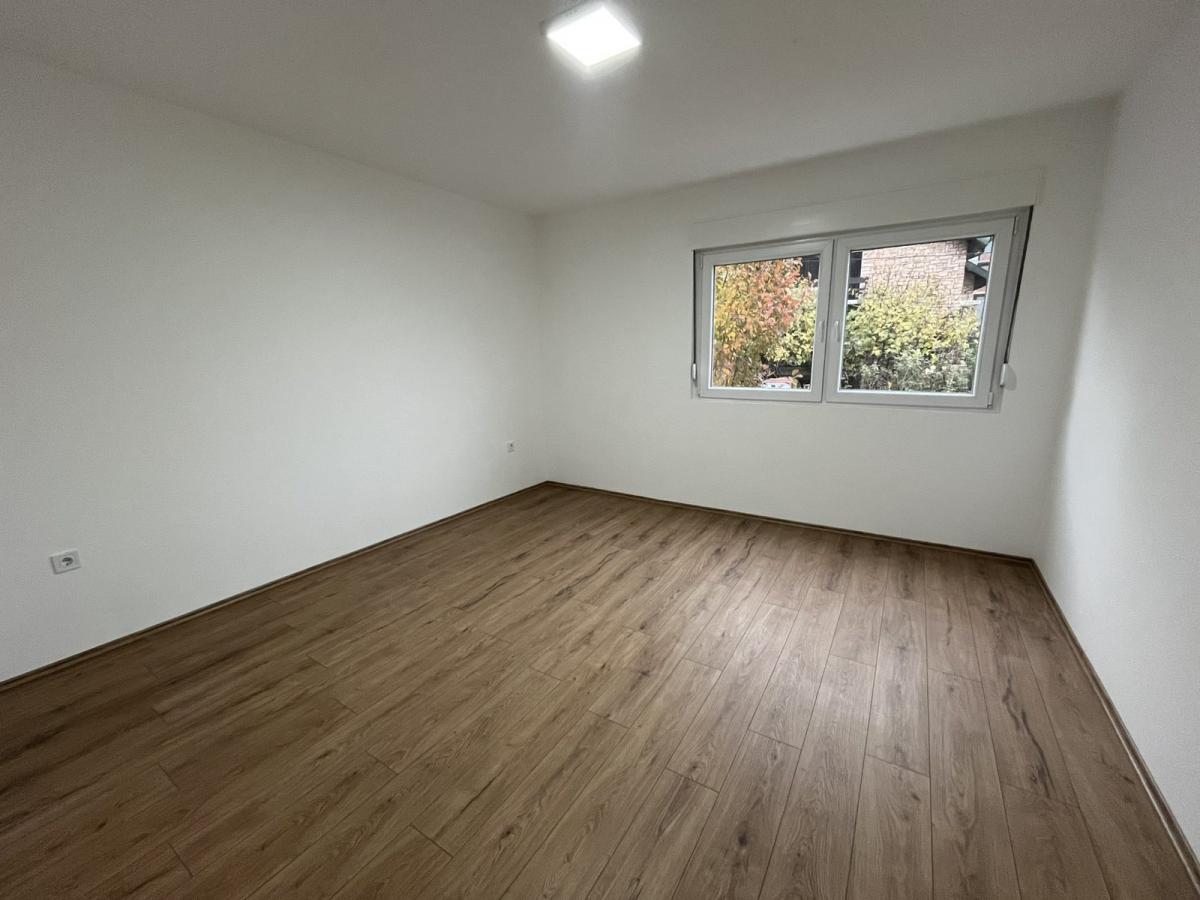 Trosoban stan u centru Ćuprije 16