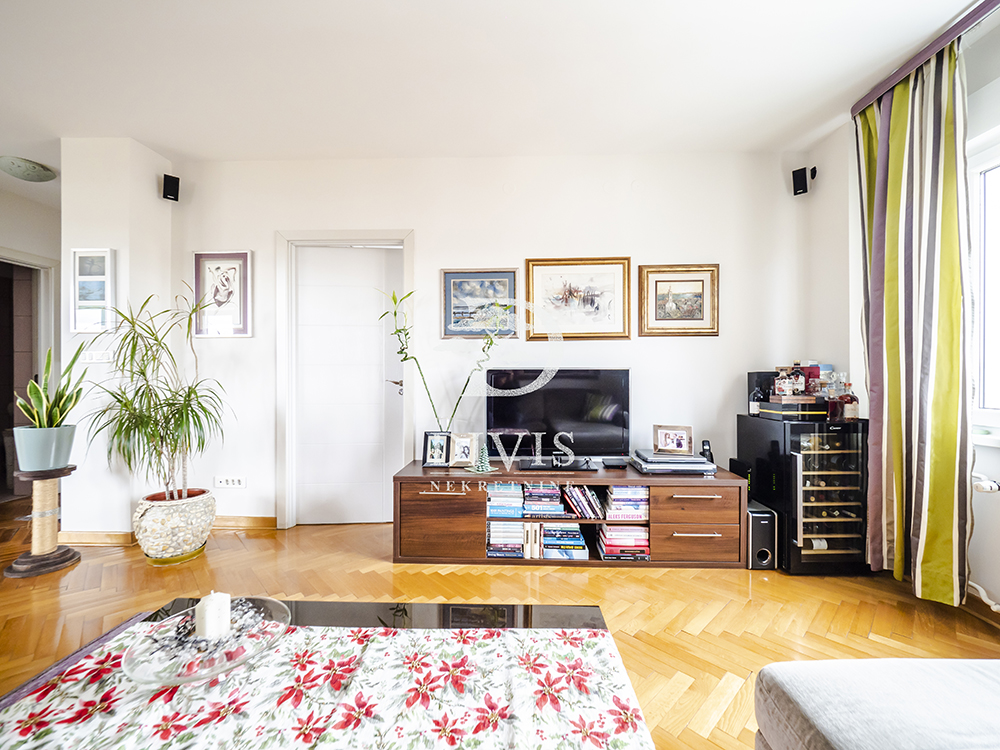 Prodajemo dvosoban  namešten stan na Neimaru  56m2 2