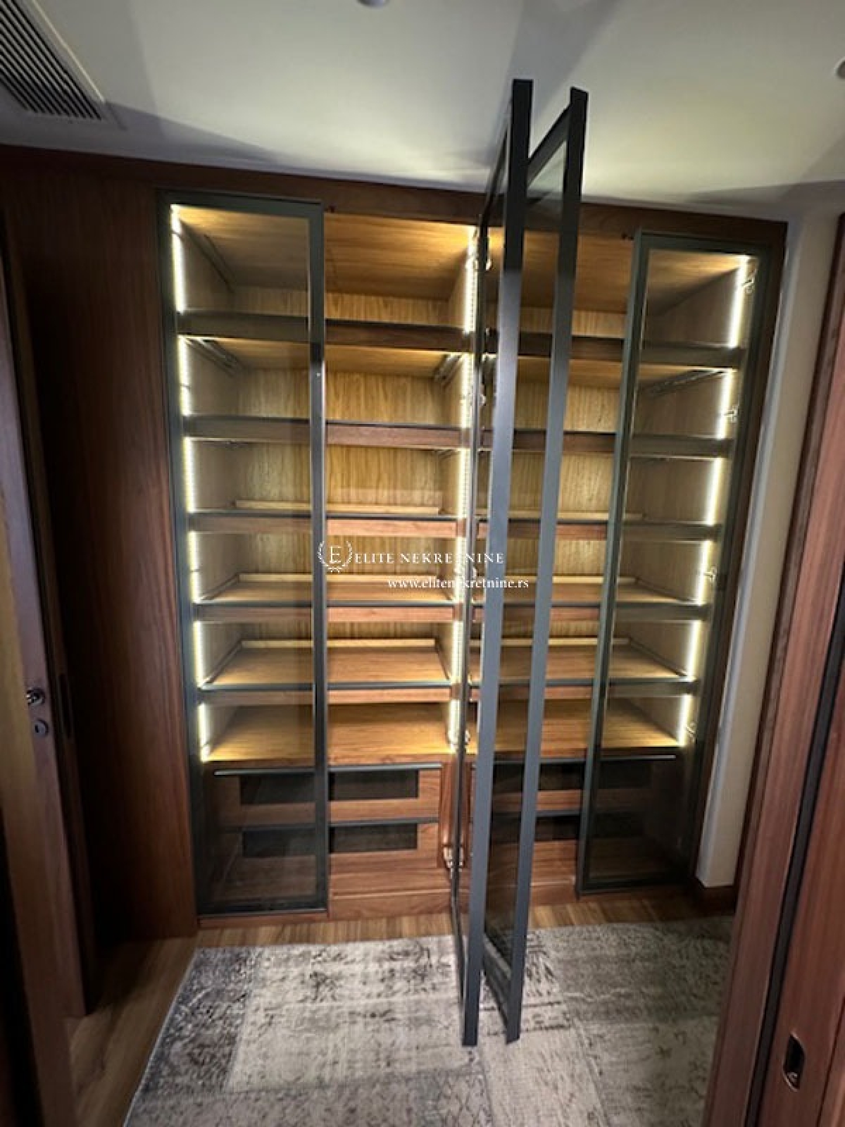 Izdaje se luksuzna nekretnina na prestižnoj lokaciji 11