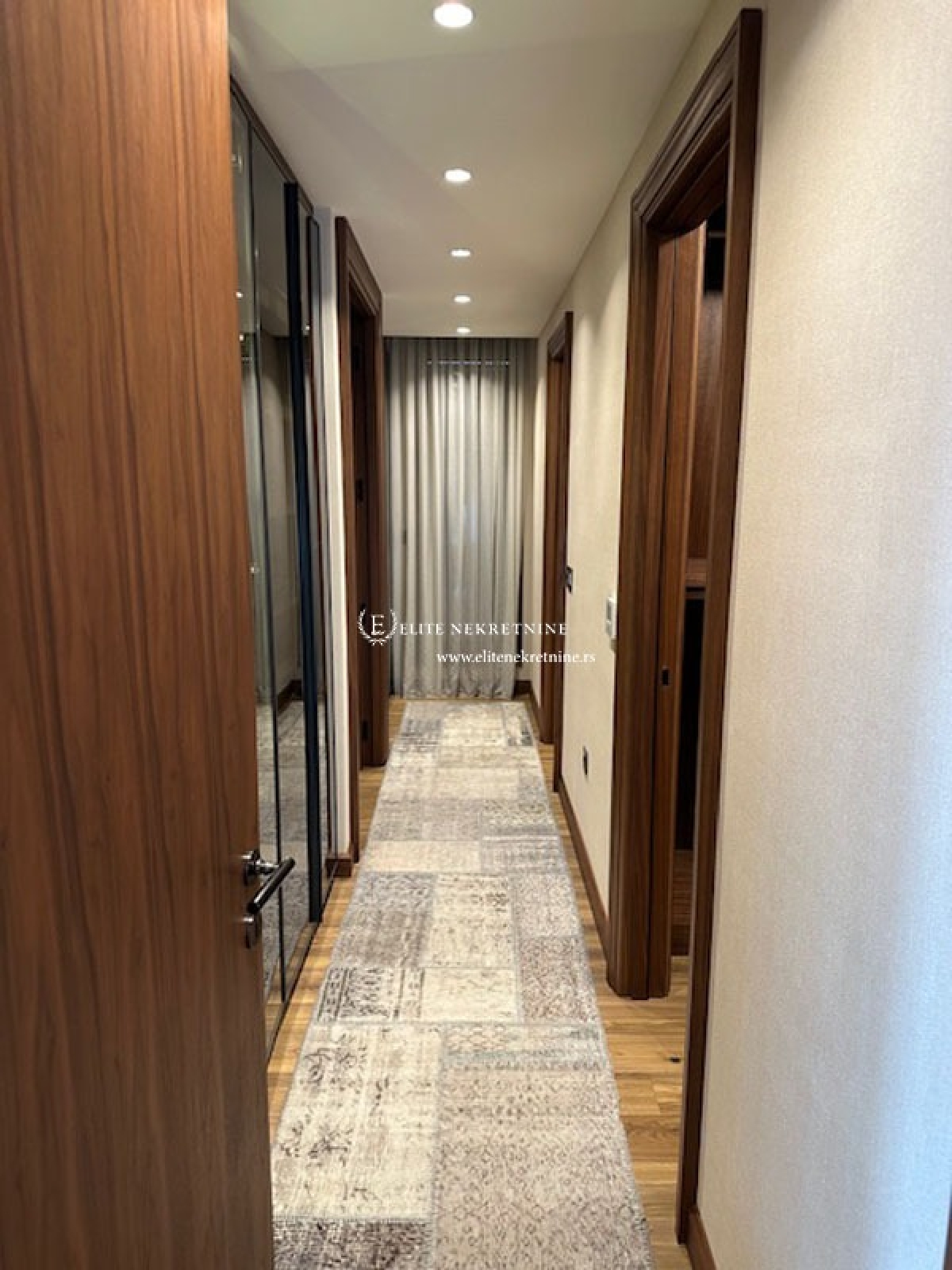 Izdaje se luksuzna nekretnina na prestižnoj lokaciji 12