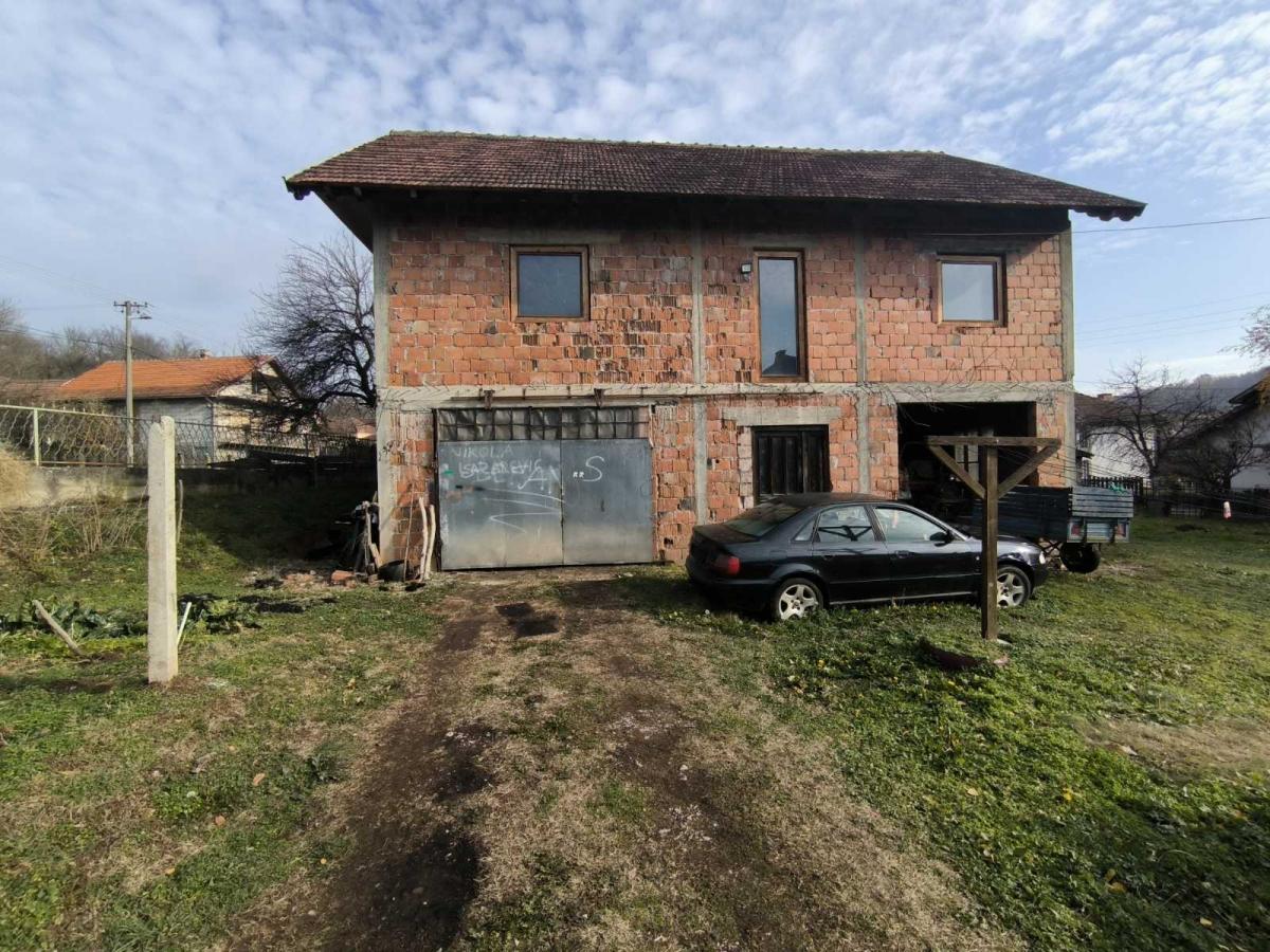 Na prodaju spratna nedovršena kuća 3