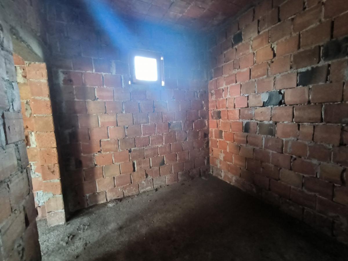 Na prodaju spratna nedovršena kuća 4