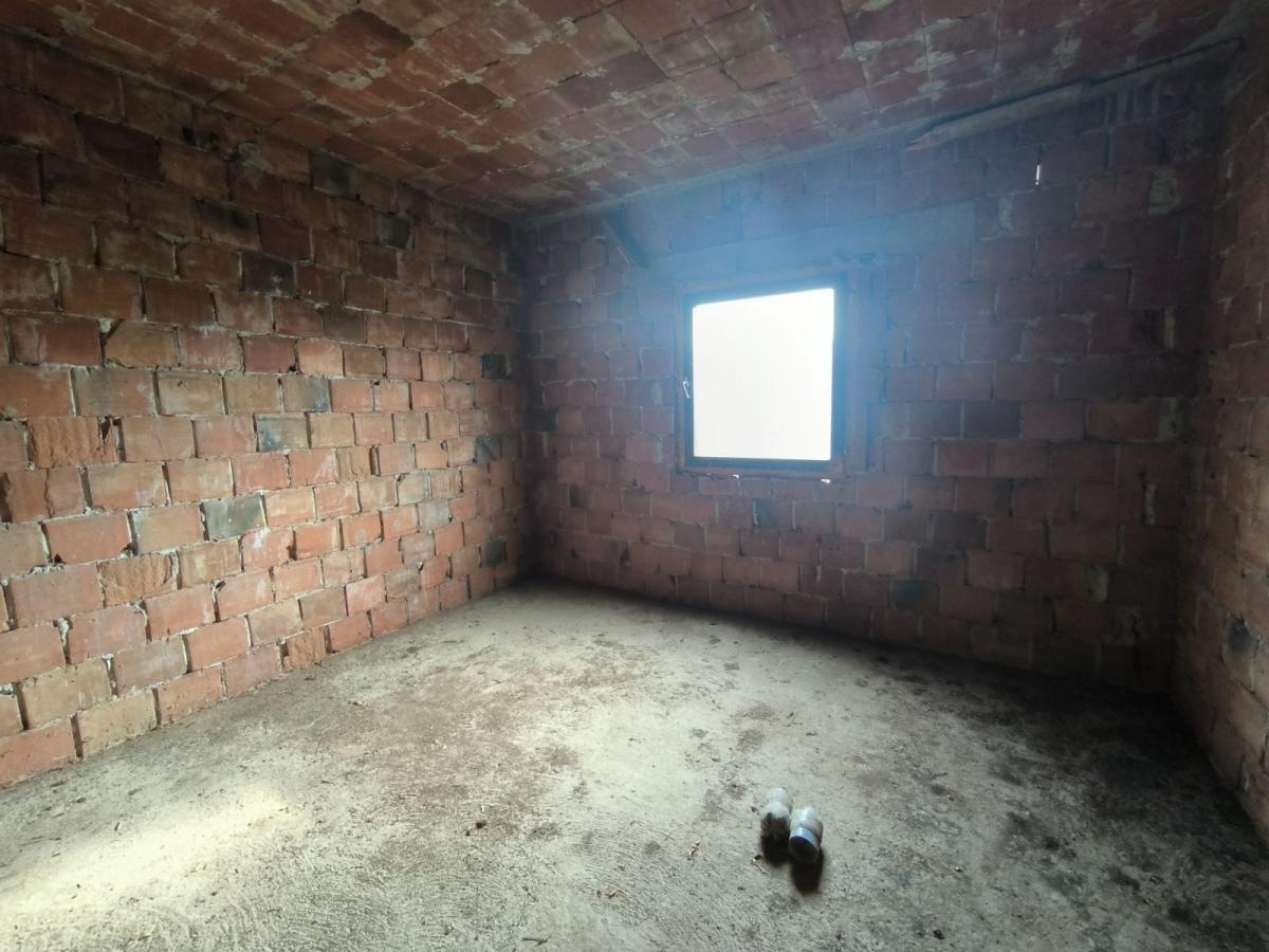 Na prodaju spratna nedovršena kuća 5