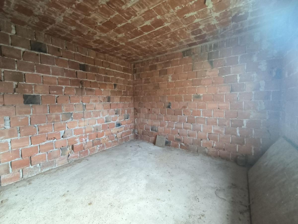 Na prodaju spratna nedovršena kuća 6