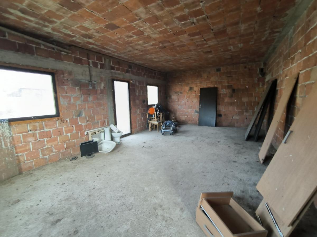 Na prodaju spratna nedovršena kuća 7