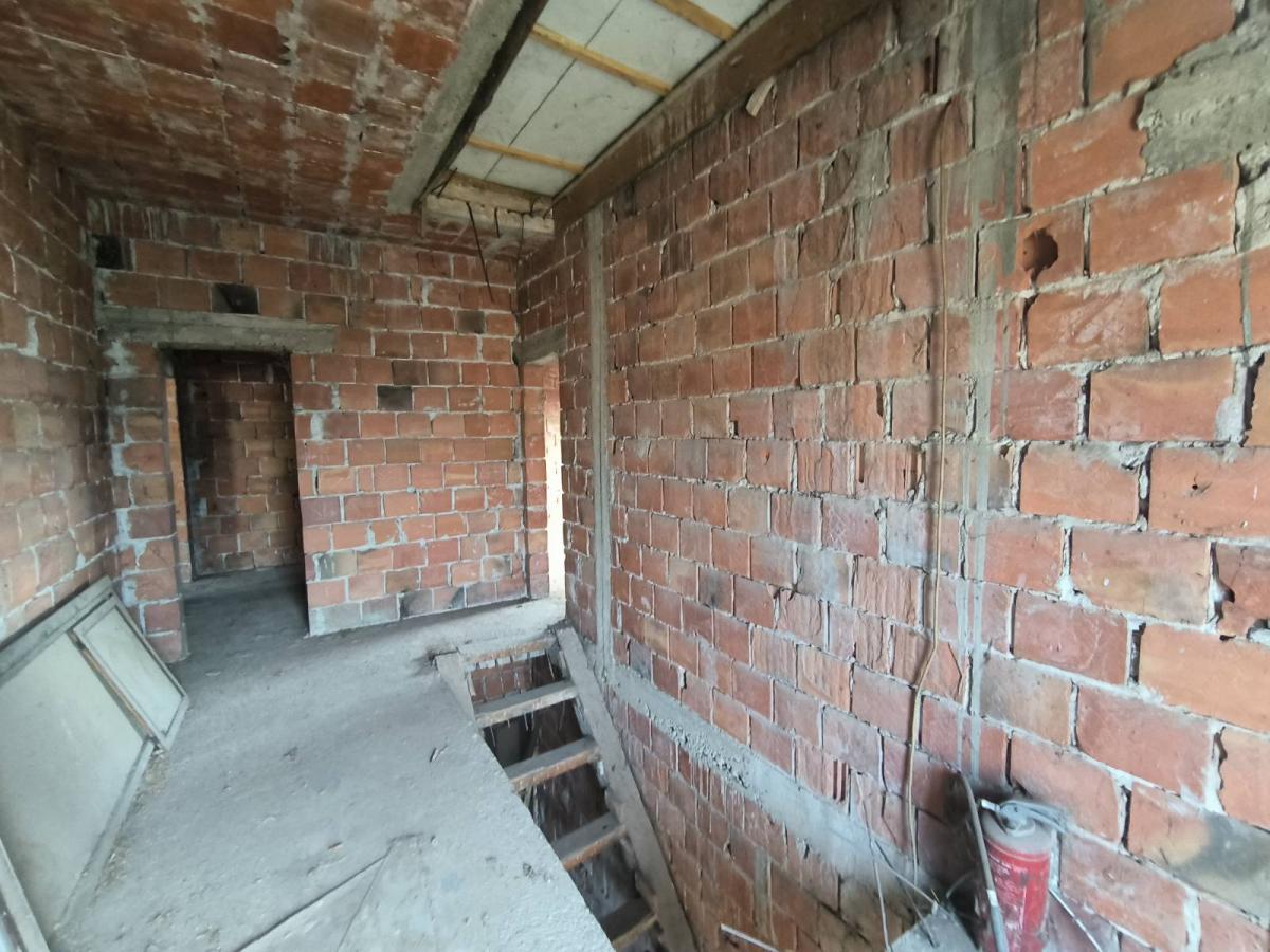 Na prodaju spratna nedovršena kuća 8