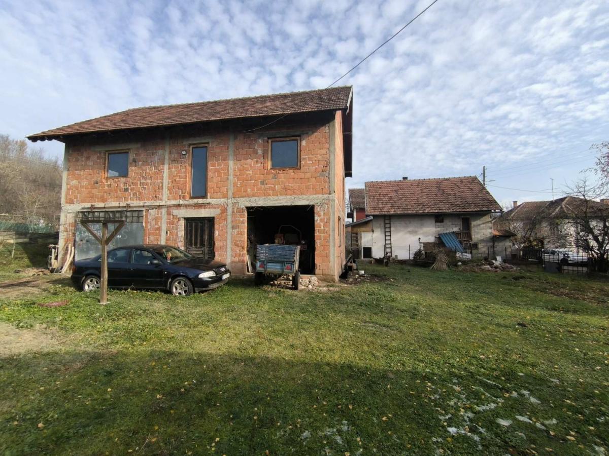 Na prodaju spratna nedovršena kuća 2