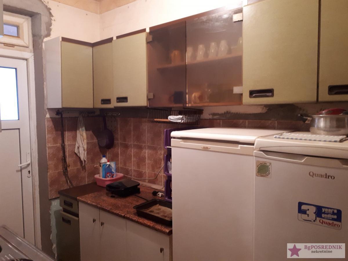 Rakovica, Petlovo brdo, Omladinsko šetalište, 91.3m2 9