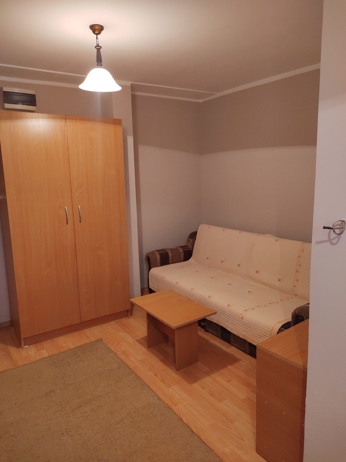 Izdajem garsonjeru komplet namestena  24 kvadrata 2