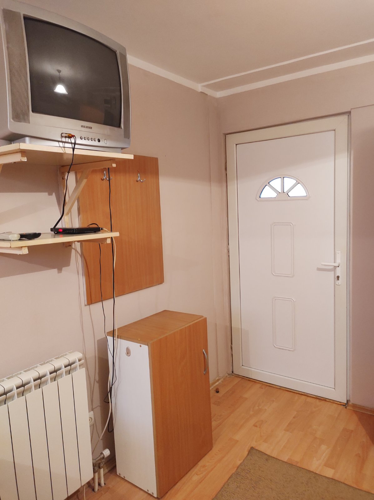 Izdajem garsonjeru komplet namestena  24 kvadrata 3