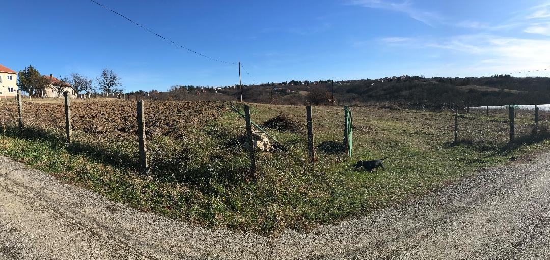 Beograd Lipovica plac 45ari deljiv 3