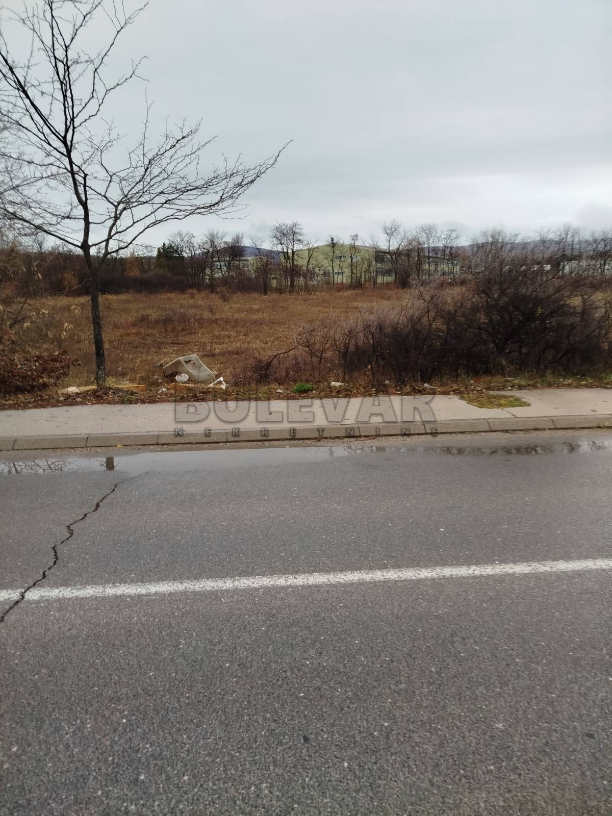 Plac, Donji Komren, Bulevar Nikole Tesle ID: p-012889 3