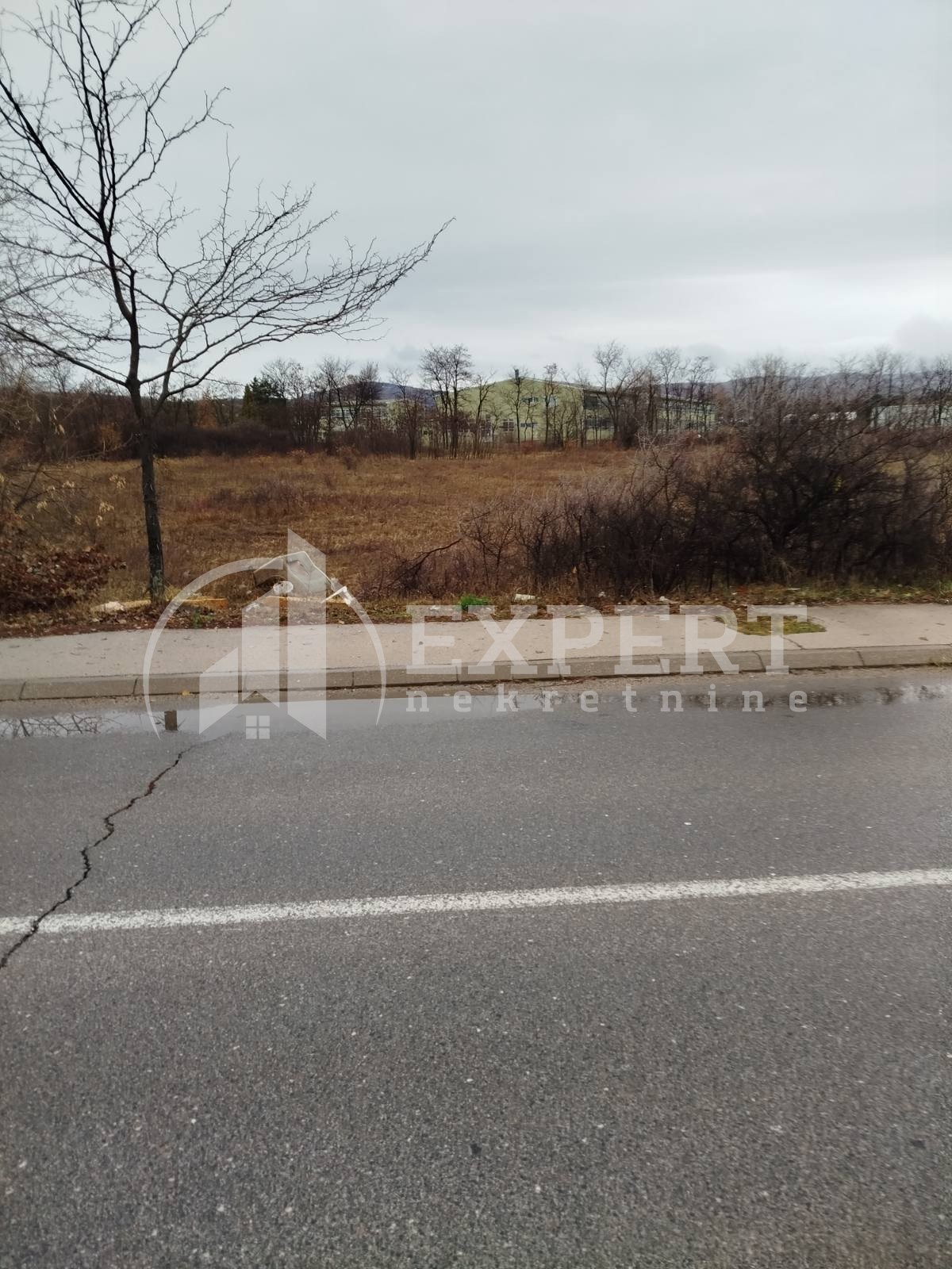 Plac, Donji Komren, Bulevar Nikole Tesle ID: p-012889 3