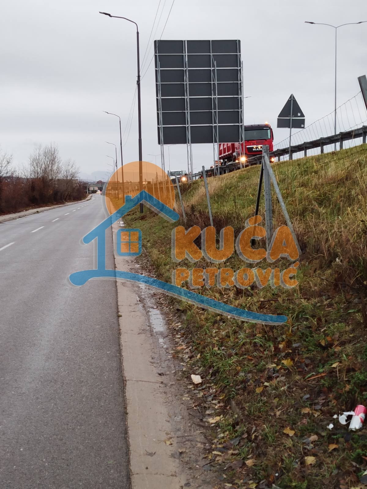 Plac, Donji Komren, Bulevar Nikole Tesle ID: p-012889 2