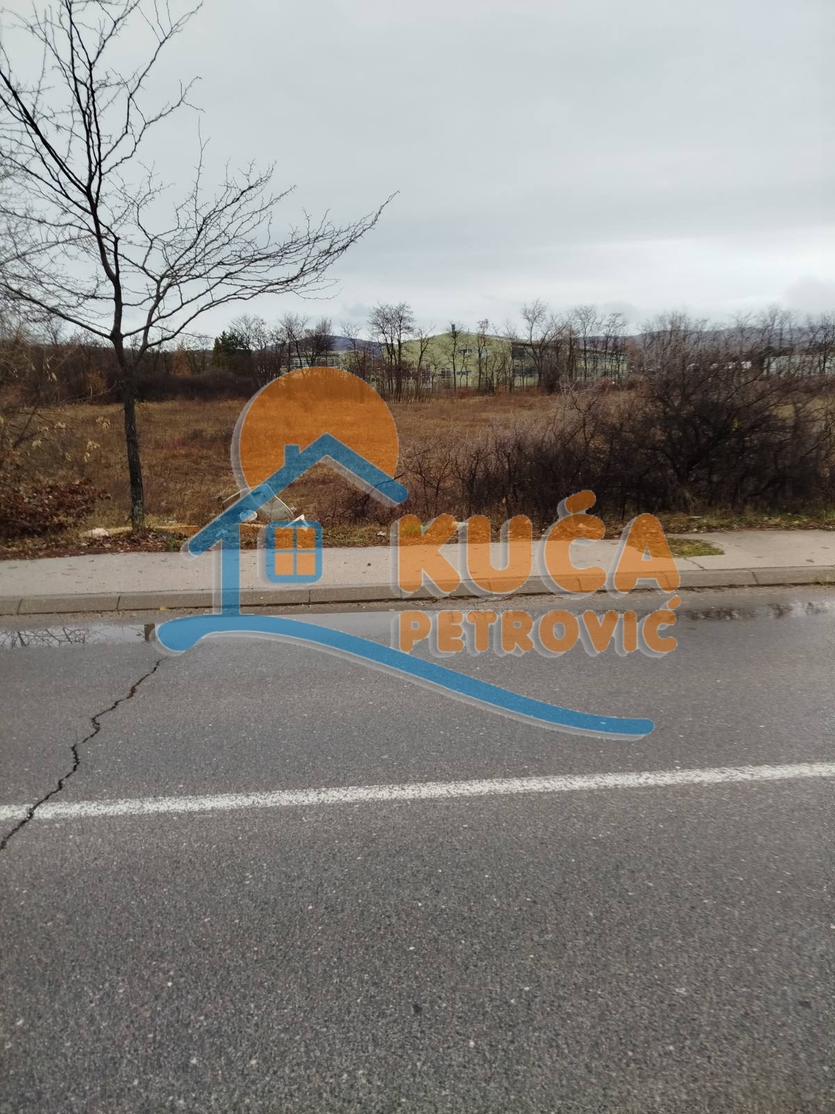 Plac, Donji Komren, Bulevar Nikole Tesle ID: p-012889 3