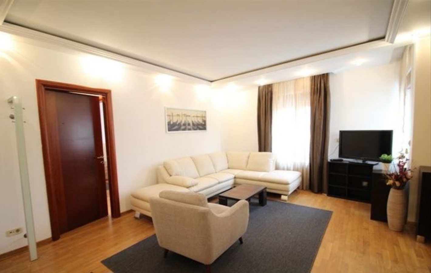 Izdavanje Petosoban stan sa dvoristem kod Hrama  novogradnja 2