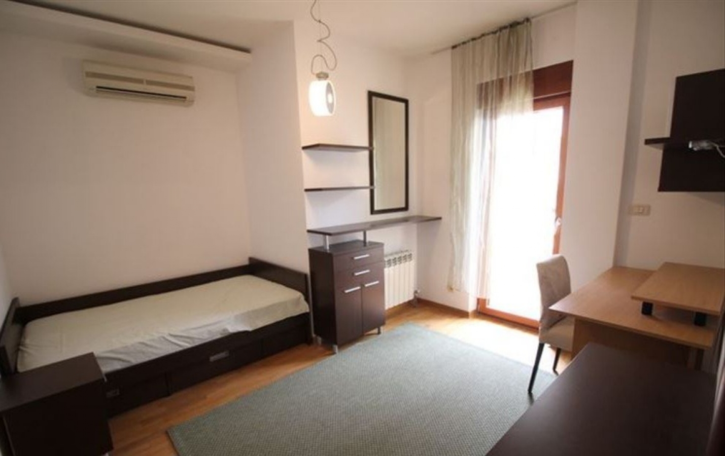 Izdavanje Petosoban stan sa dvoristem kod Hrama  novogradnja 10