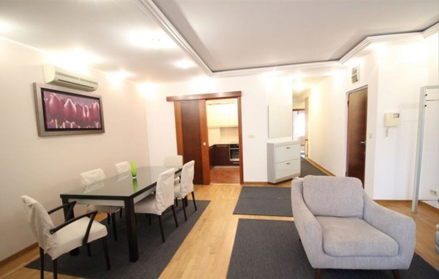 Izdavanje Petosoban stan sa dvoristem kod Hrama  novogradnja 6