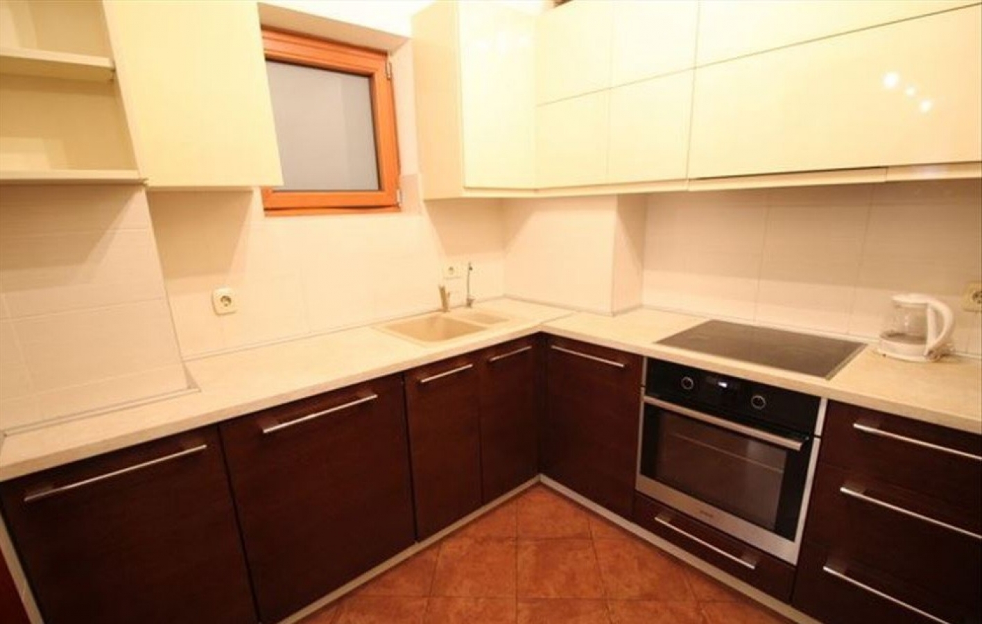 Izdavanje Petosoban stan sa dvoristem kod Hrama  novogradnja 7