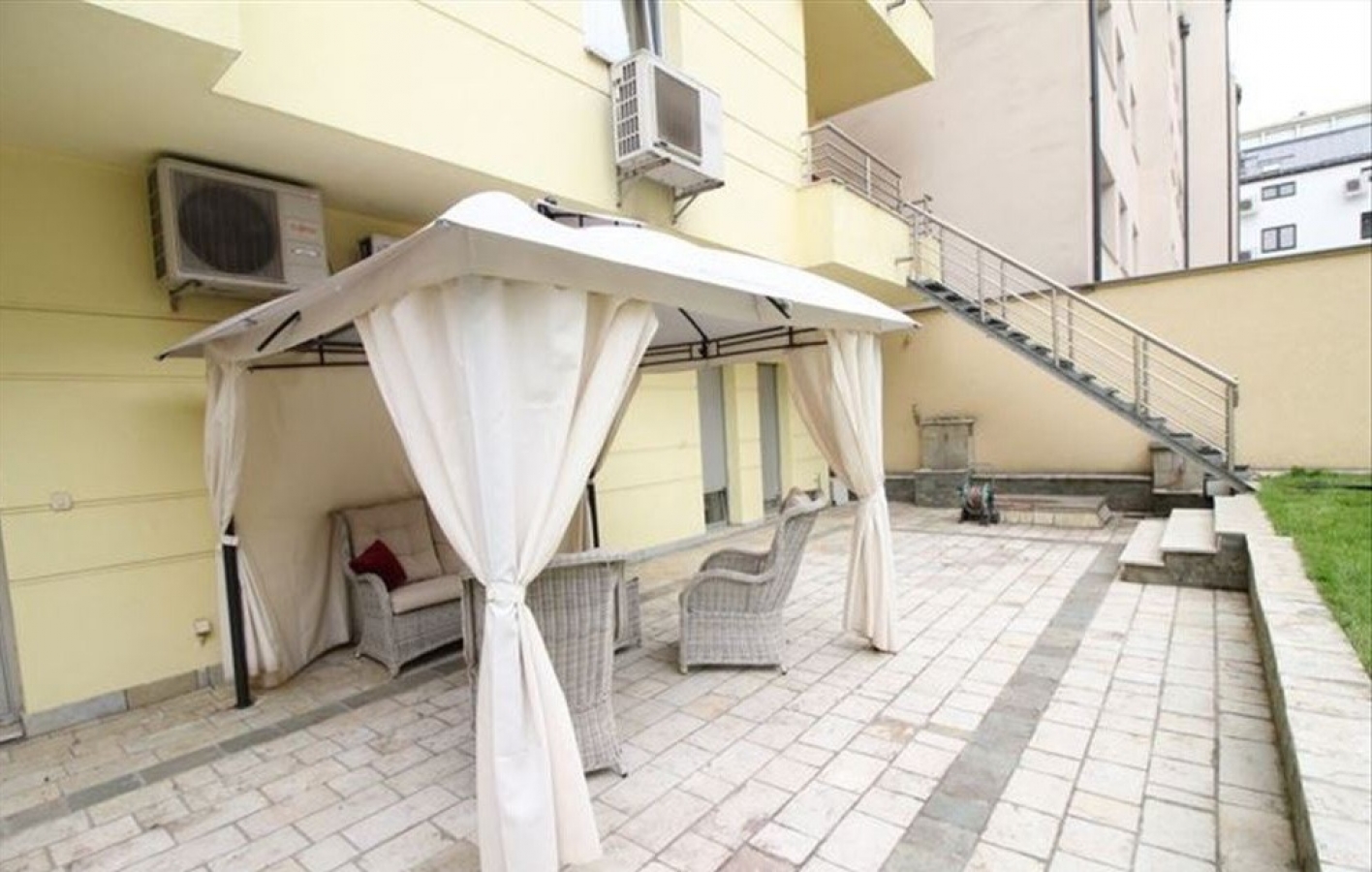 Izdavanje Petosoban stan sa dvoristem kod Hrama  novogradnja 4