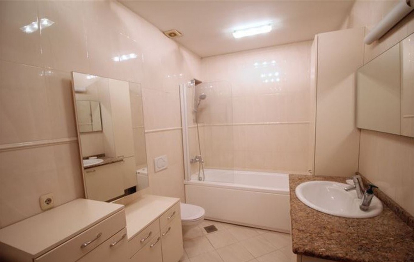 Izdavanje Petosoban stan sa dvoristem kod Hrama  novogradnja 8