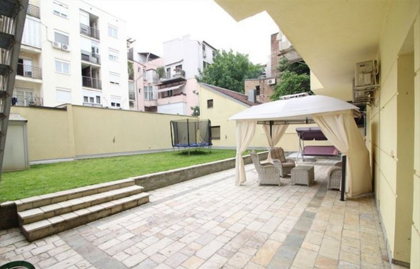 Izdavanje Petosoban stan sa dvoristem kod Hrama  novogradnja 9