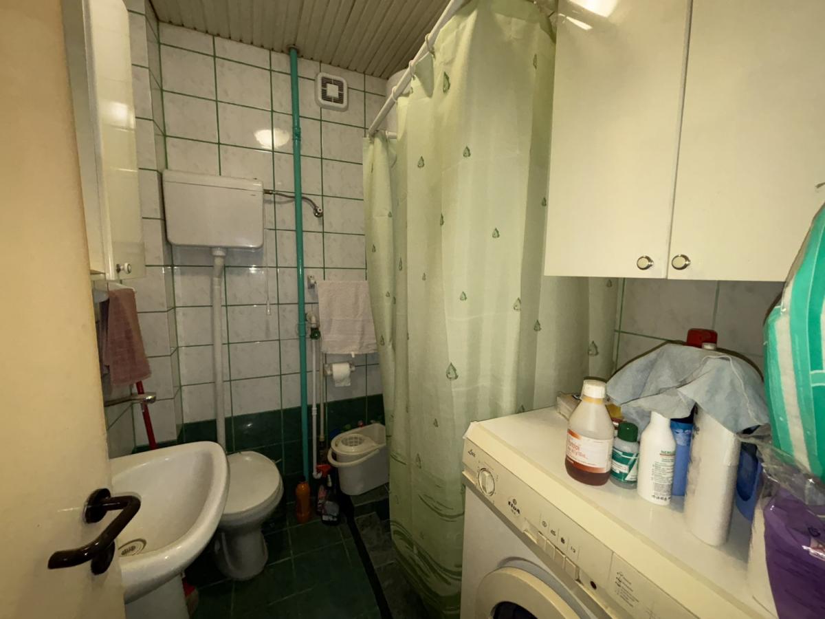 Troiposoban stan u strogom  centru Jagodine sa garažom 12