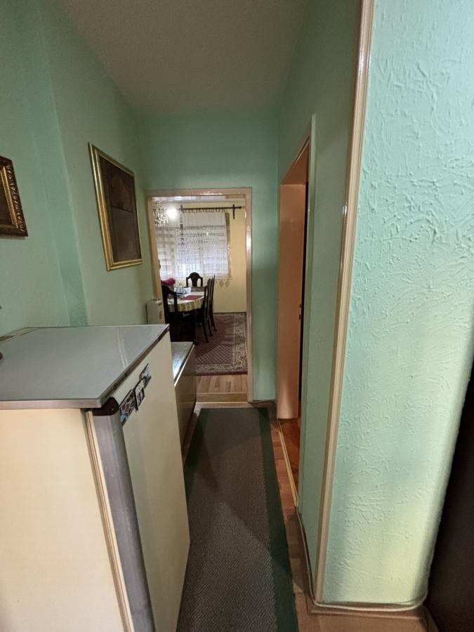 Troiposoban stan u strogom  centru Jagodine sa garažom 7