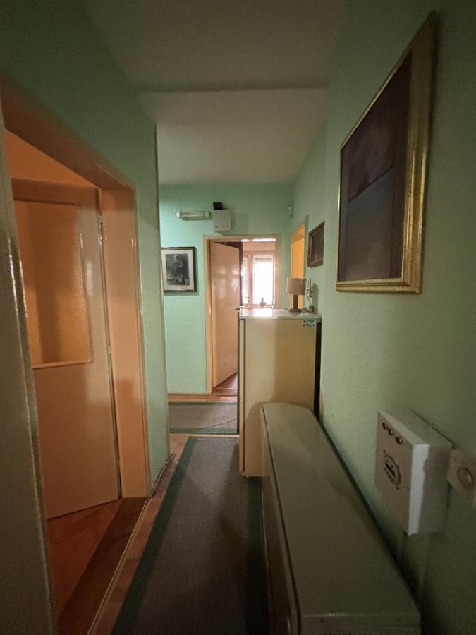 Troiposoban stan u strogom  centru Jagodine sa garažom 8