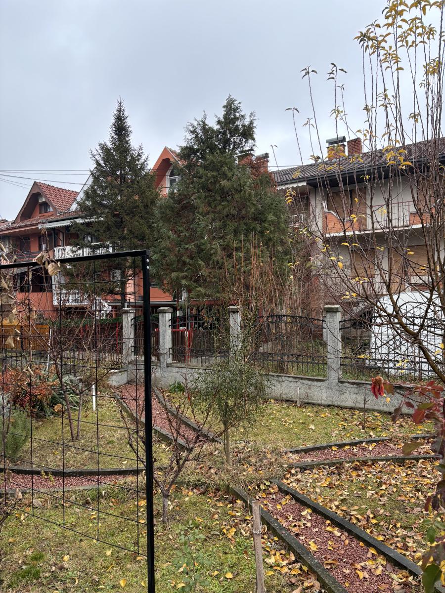 Prostrana porodična kuća sa dva sređena dvorišta i garažom 33