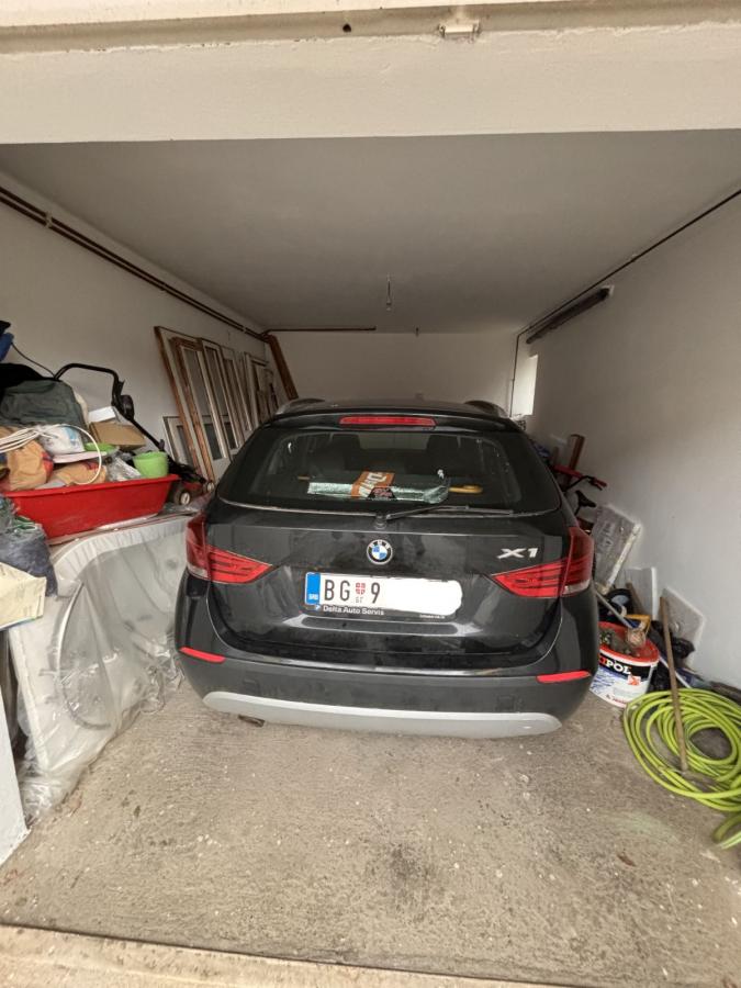 Prostrana porodična kuća sa dva sređena dvorišta i garažom 34