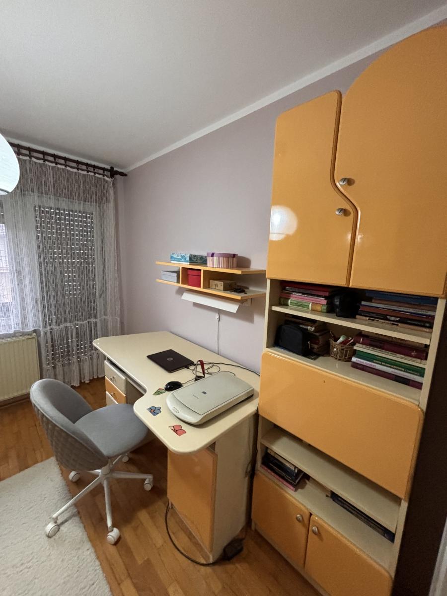 Prostrana porodična kuća sa dva sređena dvorišta i garažom 11