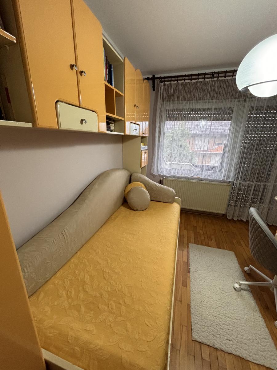 Prostrana porodična kuća sa dva sređena dvorišta i garažom 12