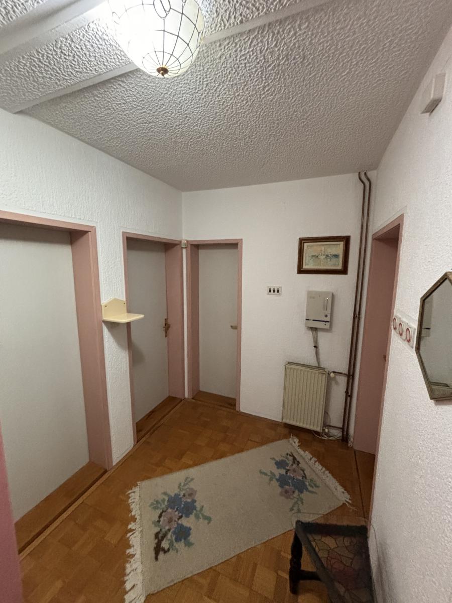 Prostrana porodična kuća sa dva sređena dvorišta i garažom 13