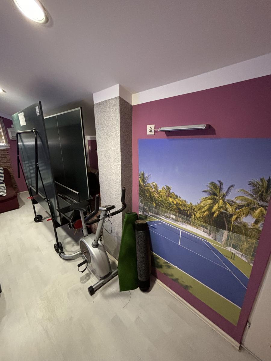 Prostrana porodična kuća sa dva sređena dvorišta i garažom 3