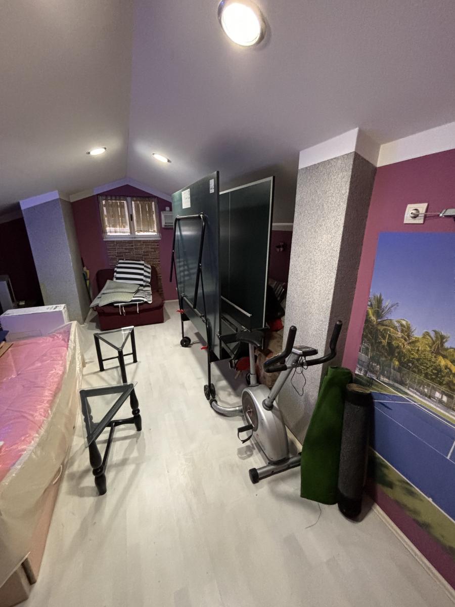 Prostrana porodična kuća sa dva sređena dvorišta i garažom 4