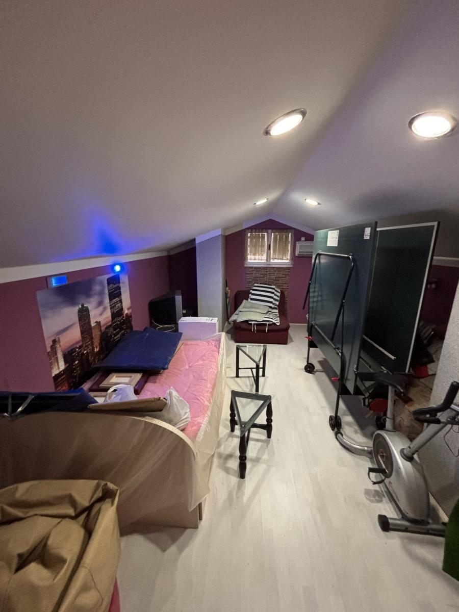 Prostrana porodična kuća sa dva sređena dvorišta i garažom 5