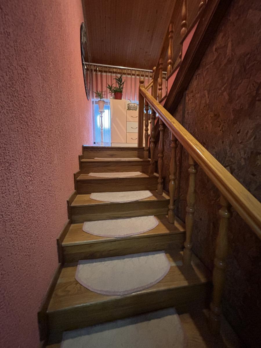 Prostrana porodična kuća sa dva sređena dvorišta i garažom 7