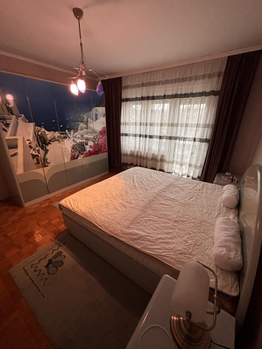 Prostrana porodična kuća sa dva sređena dvorišta i garažom 8