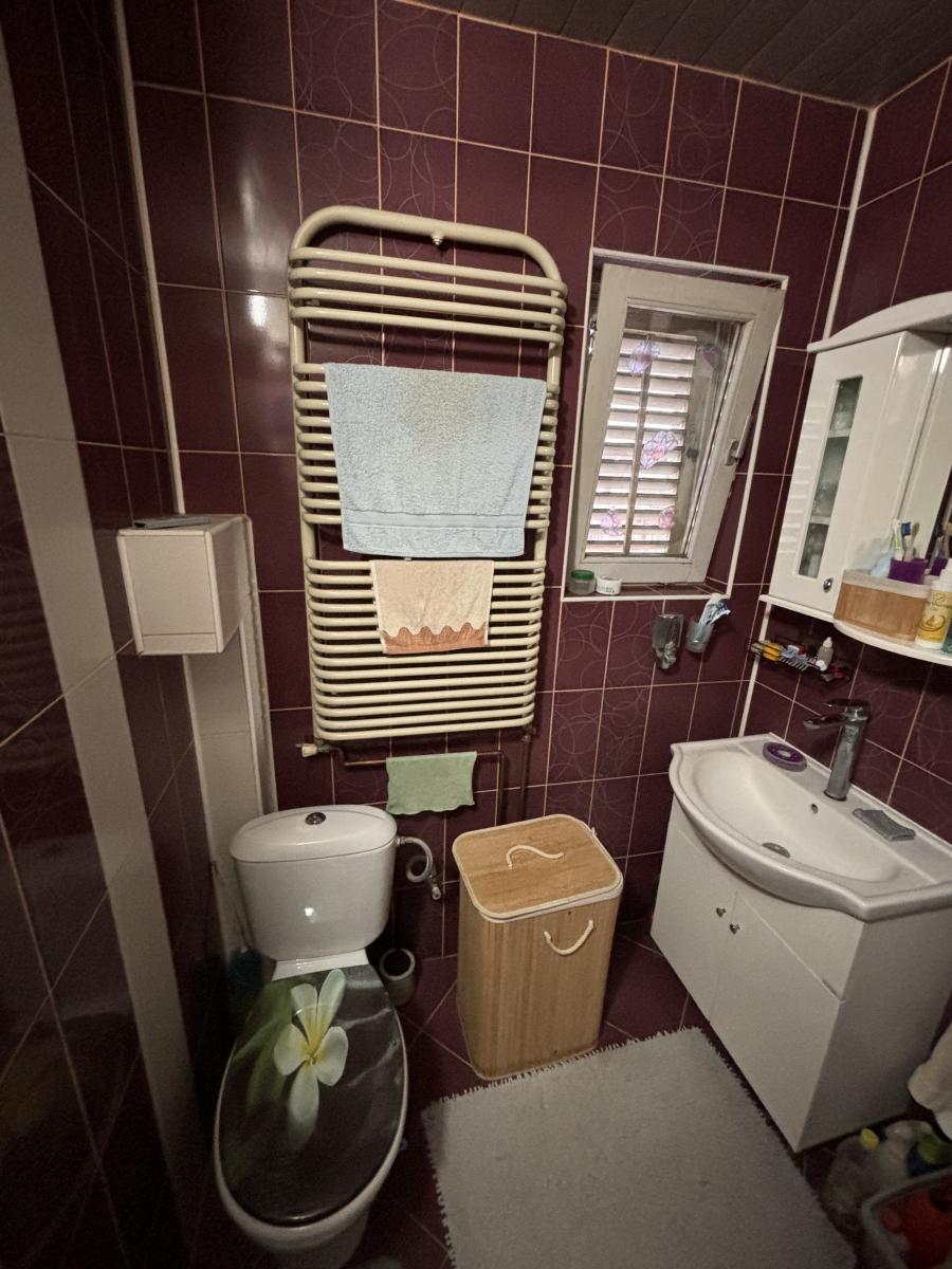 Prostrana porodična kuća sa dva sređena dvorišta i garažom 9