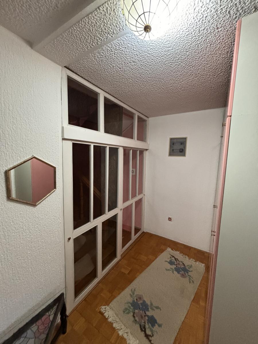 Prostrana porodična kuća sa dva sređena dvorišta i garažom 14