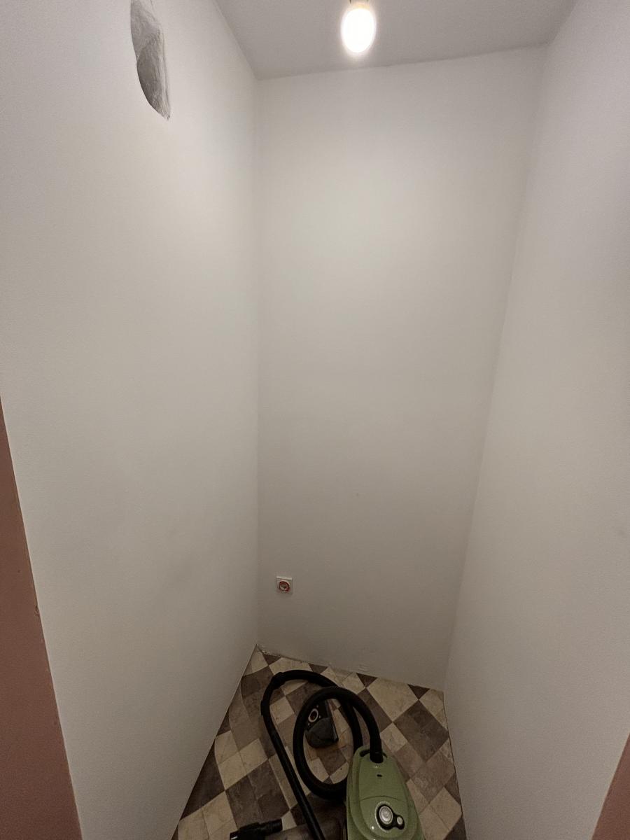 Prostrana porodična kuća sa dva sređena dvorišta i garažom 16