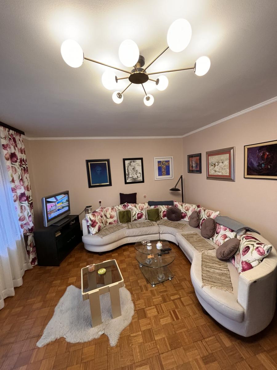 Prostrana porodična kuća sa dva sređena dvorišta i garažom 17