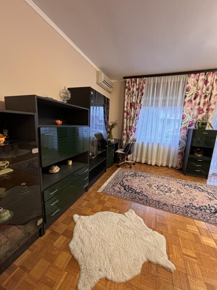 Prostrana porodična kuća sa dva sređena dvorišta i garažom 18