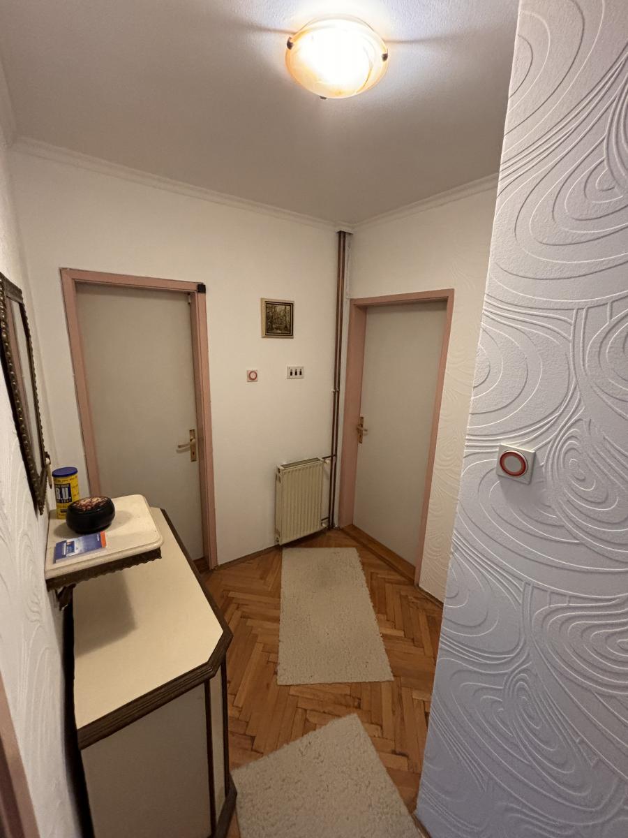 Prostrana porodična kuća sa dva sređena dvorišta i garažom 20