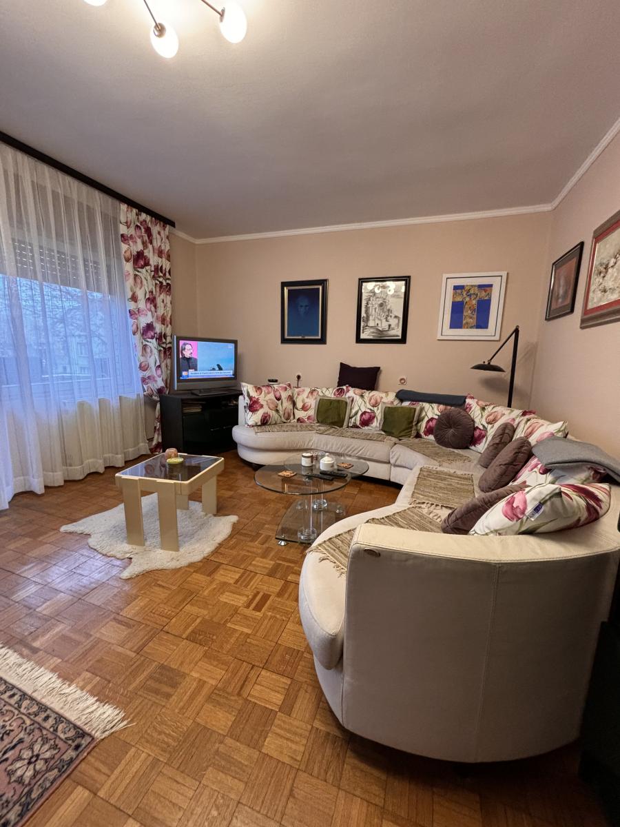 Prostrana porodična kuća sa dva sređena dvorišta i garažom 1